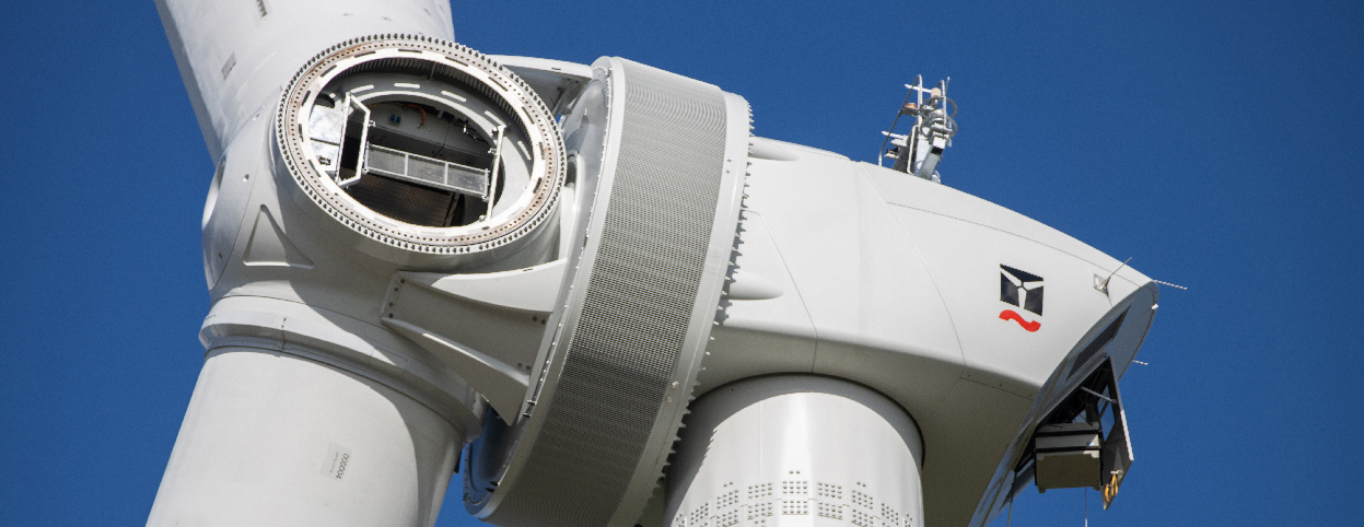 Gondel und Rotor einer Windenergieanlage, ein Rotorblatt ist noch nicht montiert.