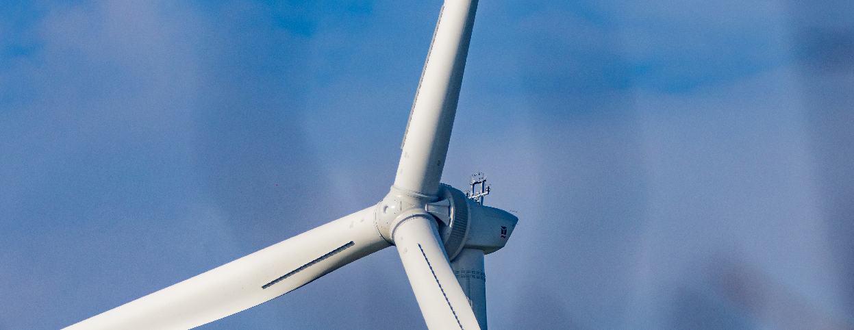 Ausschnitt einer Windkraftanlage vor blauem Himmel