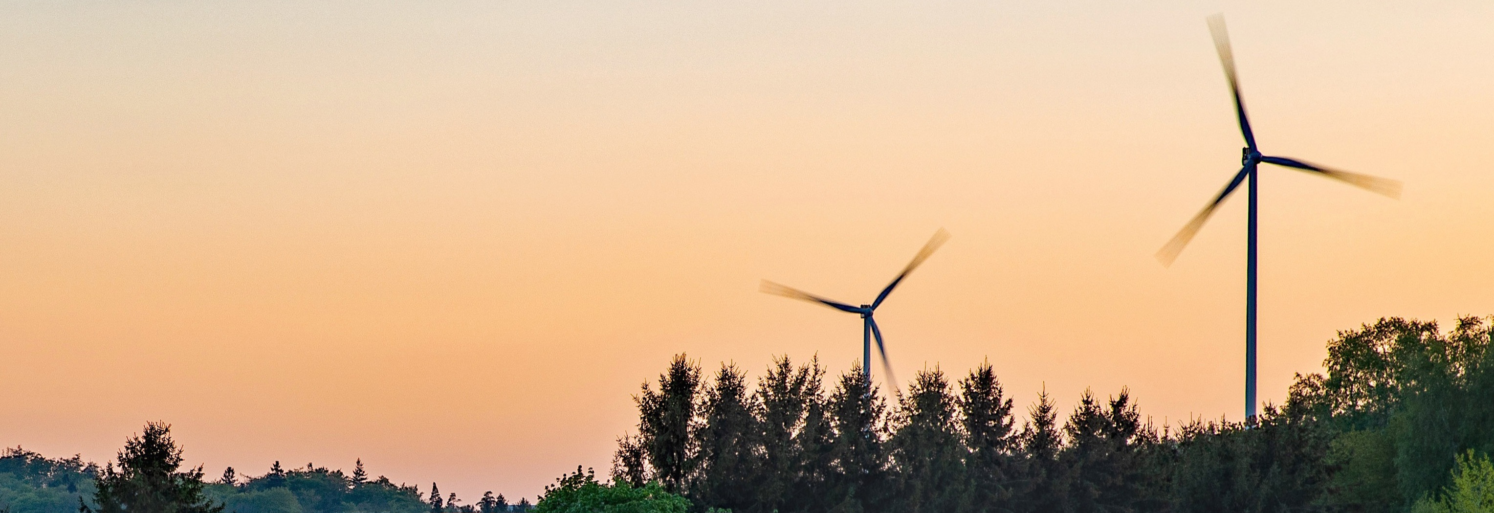 Windräder vor einem Sonnenuntergang